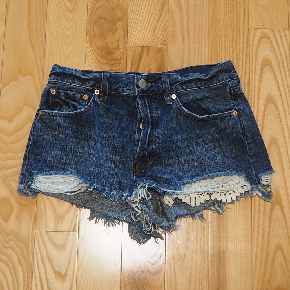 We the Free Daisy Chain Lace Denim Cutoff Shorts Sz 27 Crochet Distressed Jeans